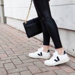 VEJA V-10 LEATHER WHITE BLACK